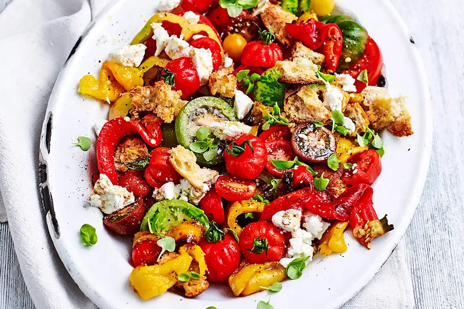 Bunter Brotsalat mit Röstpaprika