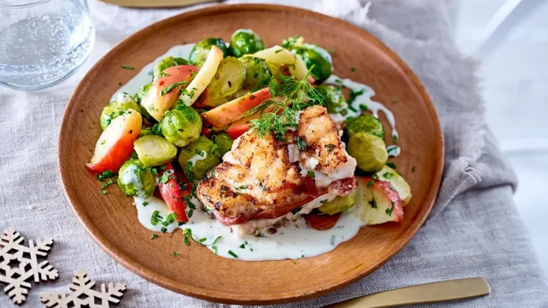 Kabeljau-Saltimbocca mit Ofen-Rosenkohl