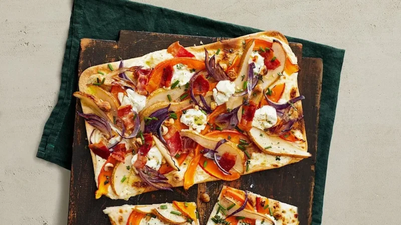 Herbst-Flammkuchen mit Kürbis, Birne und Haselnüssen