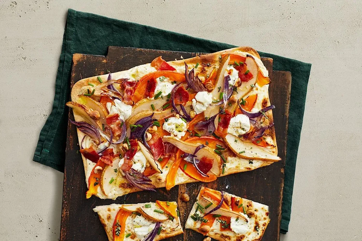 Herbst-Flammkuchen mit Kürbis, Birne und Haselnüssen