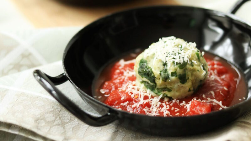 Spinatknödel mit Tomatensauce