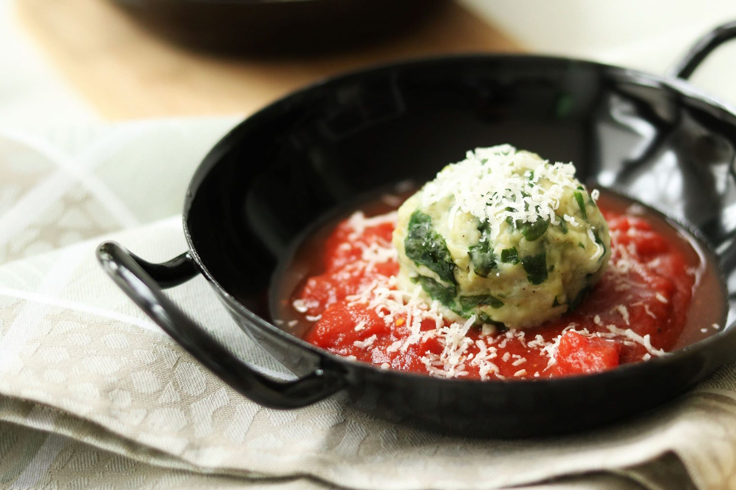 Spinatknödel mit Tomatensauce