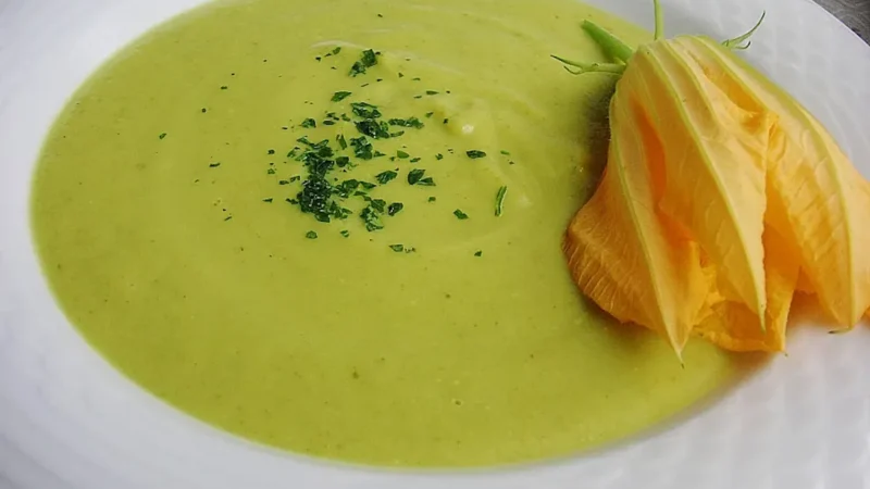 Mango-Zucchini-Suppe