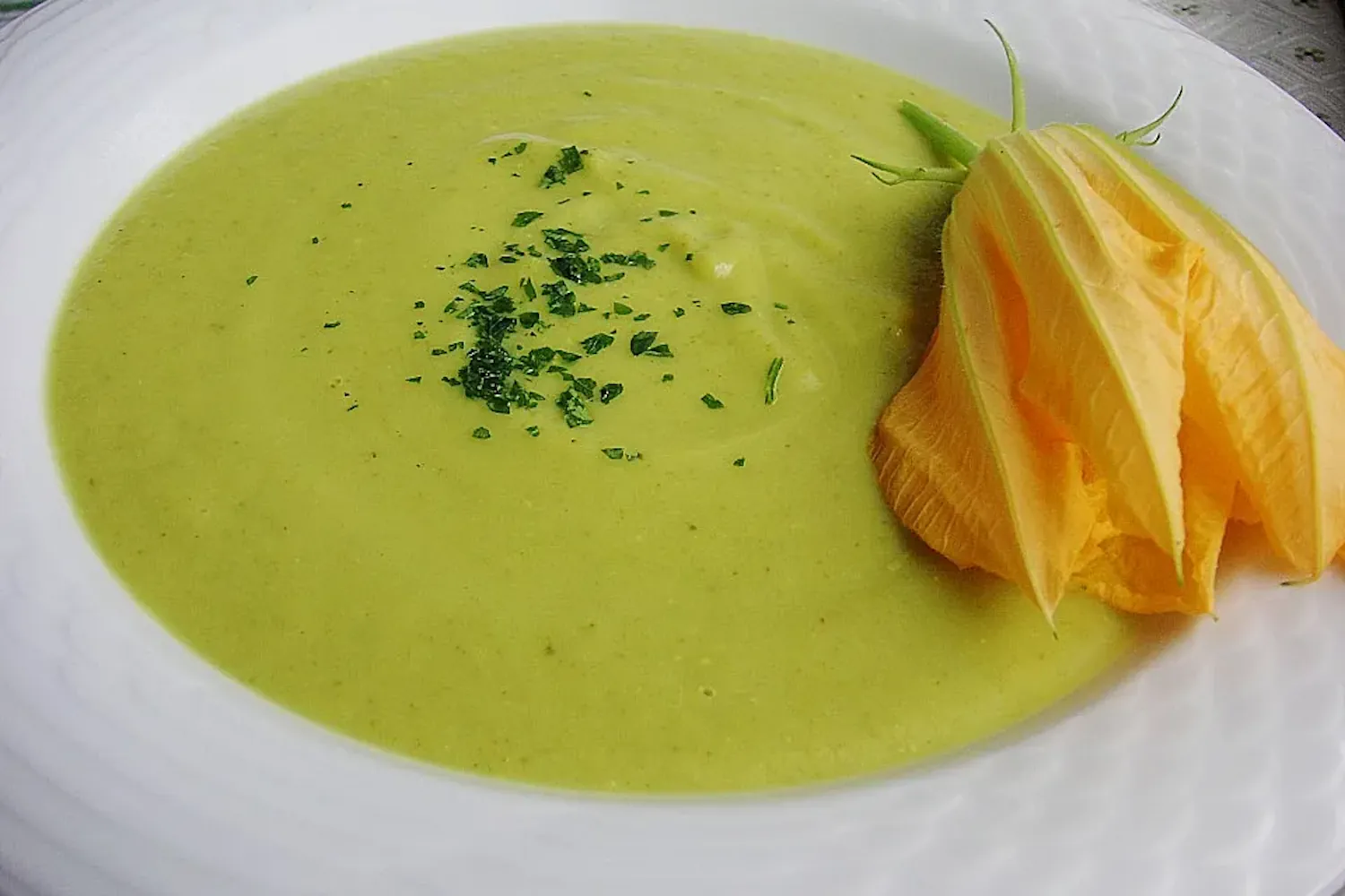 Mango-Zucchini-Suppe